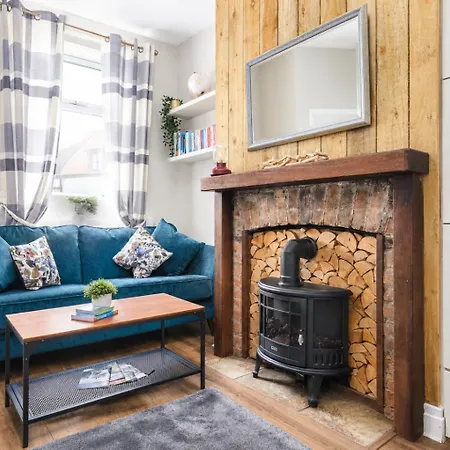 Stylish Retreat Sleeps 7 Harbour Views