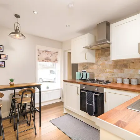 Stylish Retreat Sleeps 7 Harbour Views