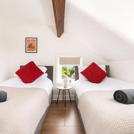Stylish Retreat Sleeps 7 Harbour Views Whitby
