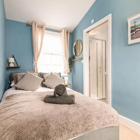 Stylish Retreat Sleeps 7 Harbour Views * Whitby