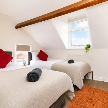 Stylish Retreat Sleeps 7 Harbour Views * Whitby