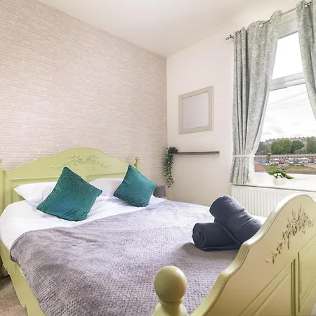 Stylish Retreat Sleeps 7 Harbour Views Whitby