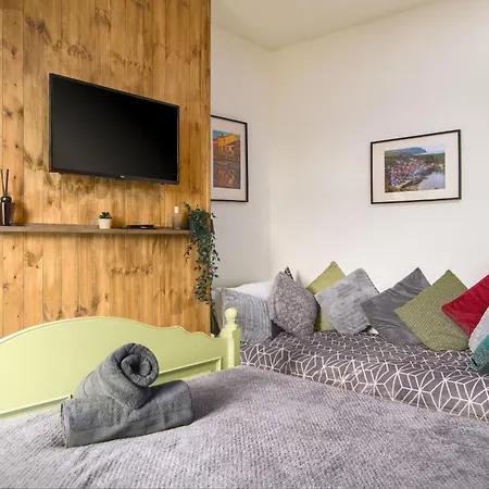 Stylish Retreat Sleeps 7 Harbour Views * Whitby