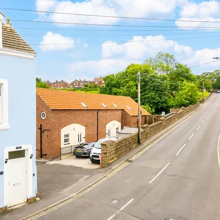 Stylish Retreat Sleeps 7 Harbour Views *
