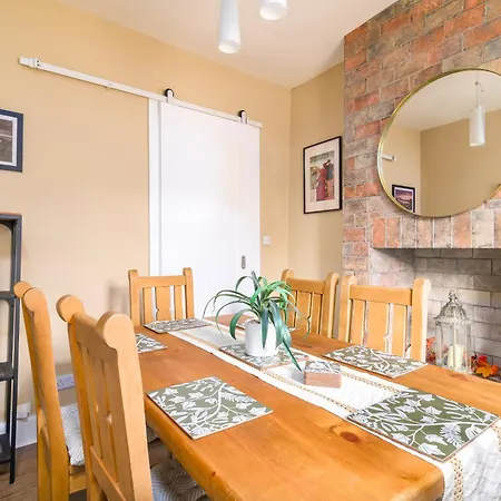 Stylish Retreat Sleeps 7 Harbour Views