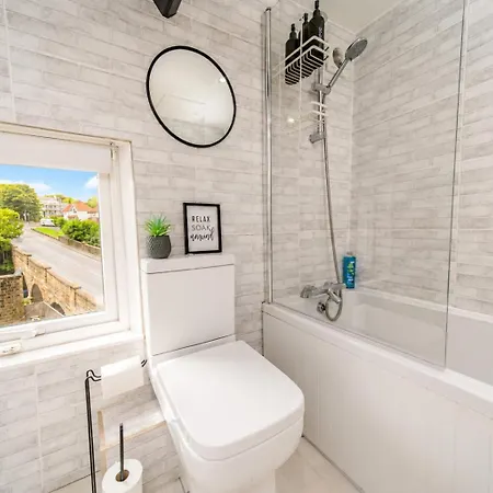 Stylish Retreat Sleeps 7 Harbour Views *