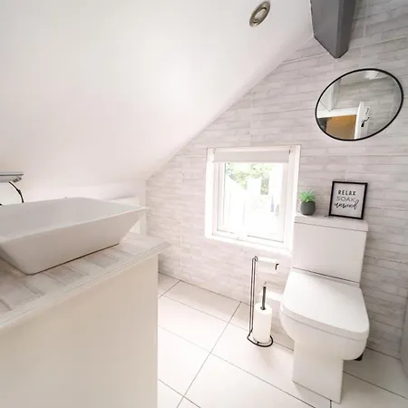Stylish Retreat Sleeps 7 Harbour Views *