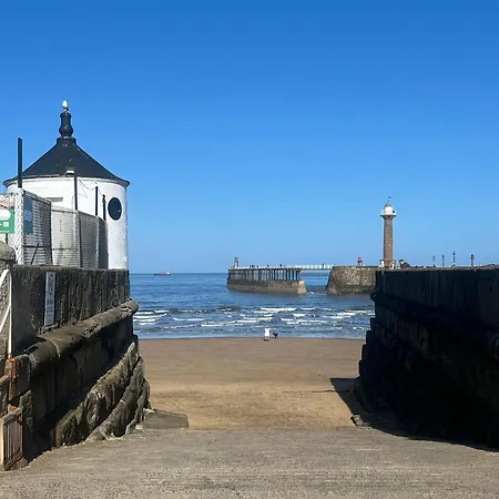 Stylish Retreat Sleeps 7 Harbour Views Whitby