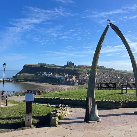 Stylish Retreat Sleeps 7 Harbour Views Whitby