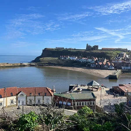 Stylish Retreat Sleeps 7 Harbour Views Whitby